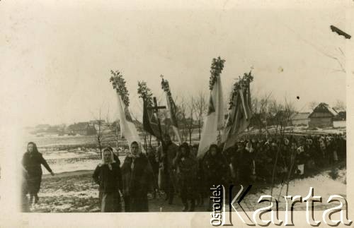 9.12.1934, Biłka Królewska, woj. lwowskie, Polska.
Mieszkańcy wsi uczestniczą w procesji poświęconej pamięci rotmistrza Wojska Polskiego Romana Stroynowskiego, prezesa Małopolskiego Towarzystwa Rolniczego, który zmarł 5 kwietnia 1934 r. 
Fot. NN, zbiory Ośrodka KARTA