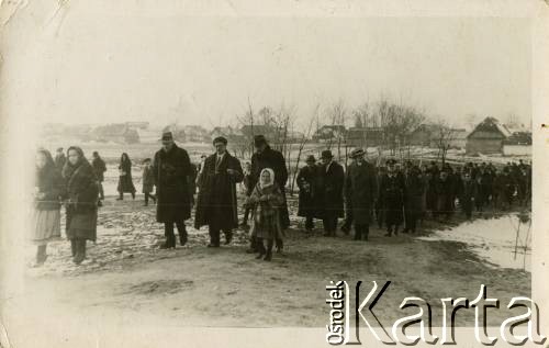 9.12.1934, Biłka Królewska, woj. lwowskie, Polska.
Uczestnicy procesji poświęconej pamięci rotmistrza Wojska Polskiego Romana Stroynowskiego, prezesa Małopolskiego Towarzystwa Rolniczego, który zmarł 5 kwietnia 1934 r. 
Fot. NN, zbiory Ośrodka KARTA