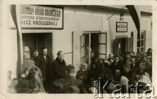 9.12.1934, Biłka Królewska, woj. lwowskie, Polska.
Mężczyzna przemawia podczas uroczystości otwarcia Domu Ludowego i nadanie mu imienia rotmistrza Wojska Polskiego Romana Stroynowskiego, prezesa Małopolskiego Towarzystwa Rolniczego (zmarł 5 kwietnia 1934 r.).
Fot. NN, zbiory Ośrodka KARTA