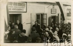 9.12.1934, Biłka Królewska, woj. lwowskie, Polska.
Uroczystość otwarcia Domu Ludowego i nadania mu imienia rotmistrza Wojska Polskiego Romana Stroynowskiego, prezesa Małopolskiego Towarzystwa Rolniczego (zmarł 5 kwietnia 1934 r.).
Fot. NN, zbiory Ośrodka KARTA