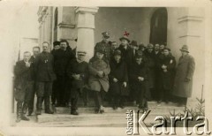 9.12.1934, Biłka Królewska, woj. lwowskie, Polska.
Uczestnicy biorący udział w uroczystym otwarciu Domu Ludowego i nadaniu mu imienia rotmistrza Wojska Polskiego Romana Stroynowskiego, prezesa Małopolskiego Towarzystwa Rolniczego (zmarł 5 kwietnia 1934 r.). W drugim rzędzie 5. z lewej stoi poseł na Sejm RP Papara, szwagier Stroynowskiego.
Fot. NN, zbiory Ośrodka KARTA