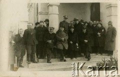 9.12.1934, Biłka Królewska, woj. lwowskie, Polska.
Uczestnicy uroczystego otwarcia Domu Ludowego i nadania mu imienia rotmistrza Wojska Polskiego Romana Stroynowskiego, prezesa Małopolskiego Towarzystwa Rolniczego (zmarł 5 kwietnia 1934 r.). 2. z prawej stoi wójt Biłki Królewskiej Piotr Gruszka, 4. Papara, poseł na Sejm RP i szwagier R. Stroynowskiego.
Fot. NN, zbiory Ośrodka KARTA