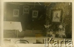 9.12.1934, Biłka Królewska, woj. lwowskie, Polska.
Uroczyste otwarcie Domu Ludowego i nadanie mu imienia rotmistrza Wojska Polskiego Romana Stroynowskiego, prezesa Małopolskiego Towarzystwa Rolniczego (zmarł 5 kwietnia 1934 r.). Na scenie po prawej stronie widoczny portret R. Stroynowskiego.
Fot. NN, zbiory Ośrodka KARTA