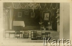 9.12.1934, Biłka Królewska, woj. lwowskie, Polska.
Uroczyste otwarcie Domu Ludowego i nadanie mu imienia rotmistrza Wojska Polskiego Romana Stroynowskiego, prezesa Małopolskiego Towarzystwa Rolniczego (zmarł 5 kwietnia 1934 r.). Na scenie po prawej stronie widoczny portret R. Stroynowskiego.
Fot. NN, zbiory Ośrodka KARTA