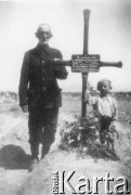 1945, Dżambuł, Dżambulska obł., Kazachstan, ZSRR.
Franciszek Radziewicz-Winnicki z wnukiem Stanisławem Rydlewskim przy grobie żony Karoliny i córki Ireny Rydlewskiej.
Fot. NN, zbiory Ośrodka KARTA, udostępnił Jerzy Winnicki