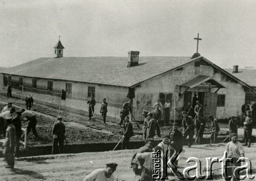 1940, Comisani, Rumunia
Żołnierze pracujący przed obozową kaplicą.
Fot. NN, zbiory Ośrodka KARTA, udostępnił Tadeusz Dubicki.