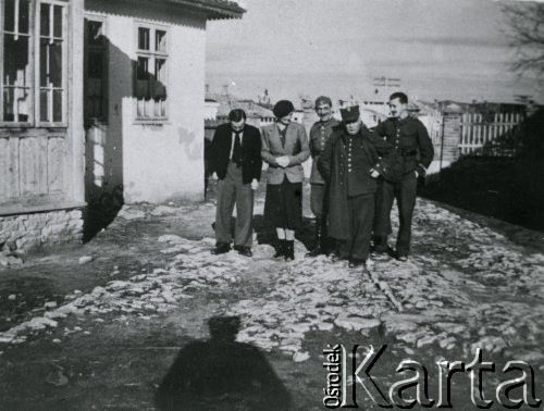 1939-1940, Babadag, Rumunia
Izba przyjęć i apteka w obozie internowania dla polskich żołnierzy, w środku ppor. mgr farmacji Włodzimierz Gardziel.
Fot. NN, zbiory Ośrodka KARTA, udostępnił Tadeusz Dubicki.