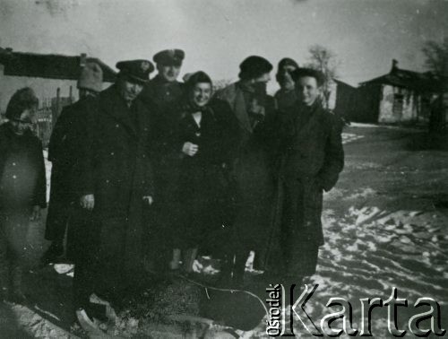 1939-1940, Babadag, Rumunia
Grupa osób, polscy żołnierze i cywile na drodze, podpis na odwrocie: 