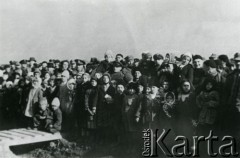 Marzec 1940, Rumunia
Uczniowie szkoły powszechnej odwiedzają obóz dla internowanych żołnierzy.
Fot. NN, zbiory Ośrodka KARTA, udostępnił Tadeusz Dubicki.