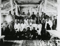 Ok. 1940, Comisani, Rumunia
Obóz internowania dla polskich żołnierzy, izba chorych, w trzecim rzędzie czwarty od lewej stoi doktor Kazimierz Wyleżyński.
Fot. NN, zbiory Ośrodka KARTA, udostępnił Tadeusz Dubicki.