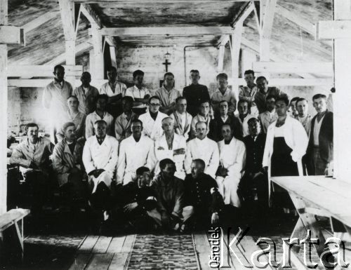 Ok. 1940, Comisani, Rumunia
Obóz internowania dla polskich żołnierzy, izba chorych, w trzecim rzędzie czwarty od lewej stoi doktor Kazimierz Wyleżyński.
Fot. NN, zbiory Ośrodka KARTA, udostępnił Tadeusz Dubicki.