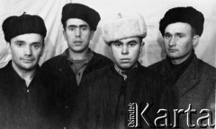 13.12.1954, Magadan, Magadańska obł., ZSRR.
Polacy po zwolnieniu z łagrów Kołymy. Od lewej: Tadeusz Siczek, Tadeusz Świecki (zmarł na Kołymie), Bolesław Waluk, Stanisław Apanowicz.
Fot. NN, zbiory Ośrodka KARTA, udostępniła Irena Olizar