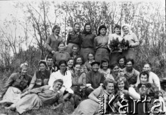 Czerwiec 1955, Tałon, Magadańska obł., ZSRR.
Sadzenie ziemniaków na Kołymie. Druga od lewej w górnym rzędzie: Irena Olizar. Prawdopodobnie część kobiet to zwolnione z obozów łagierniczki. Mężczyźni to traktorzyści.
Fot. NN, zbiory Ośrodka KARTA, udostępniła Irena Olizar