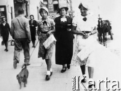 1939, Wilno, woj. wileńskie, Polska.
Jadwiga Luro z córkami Heleną (z pieskiem) i Walerią na wileńskiej ulicy.
Fot. NN, zbiory Ośrodka KARTA, udostępniła Waleria R. Sawicka