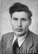 Brak daty, brak miejsca.
Stanisław Kosior, ur. 31.12.1917 w Chmielowie, aresztowany przez NKWD jesienią 1944 za działalność konspiracyjną w AK, wywieziony do miejscowości Borowicze między Leningradem a Moskwą. Wiosną 1945 zachorował na czerwonkę i wtedy był widziany po raz ostatni, zmarł.
Fot. NN, zbiory Ośrodka KARTA, udostępnił Adam Kosior