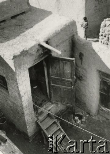 1944-1946, Namangan, Uzbekistan, ZSRR
Podwórko uzbeckiego domu, widok z góry.
Fot. NN, zbiory Ośrodka KARTA, udostępniła Aniela Wzorek.

