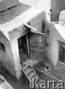 1944, Namangan, Namangańska obł., Uzbecka SRR, ZSRR.
Uzbeckie domy - murowany budynek z drewnianymi schodkami-drabinką.
Fot. NN, zbiory Ośrodka KARTA, udostępniła Aniela Wzorek