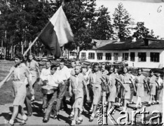 1945, Niżna Uwiełka, Czelabińska obł., ZSRR.
Wychowankowie Domu Dziecka w Niżnej Uwiełce z wizytą w obozie pionierskim.
Fot. NN, zbiory Ośrodka KARTA, udostępniła Wiesława Dankowska