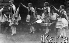 1945, Niżna Uwiełka, Czelabińska obł., ZSRR.
Taniec 