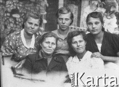 1944, Krasnojarsk, Krasnojarski Kraj, ZSRR.
Polki, wychowanki domów dziecka w ZSRR, pracujące w fabryce walonek w Krasnojarsku, ul. Spartakowców 25: Stefania Święch (obecnie Szymańska, pierwsza od prawej), majstrowa  Stanisława Borowienko (Rosjanka, druga od lewej, u dołu), Zofia Sznajda (zmarła po powrocie do Polski w Domu Dziecka w Romanowie Łódzkim), Maria Gordon, Helena (nazwisko nieznane).
Fot. NN, zbiory Ośrodka KARTA, udostępniła Stefania Szymańska