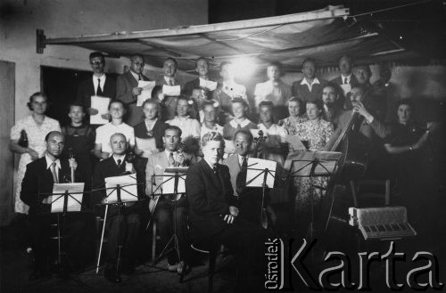 1941, Craiova, Rumunia.
Polska orkiestra złożona z uchodźców podczas koncertu na podwórzu Domu Polskiego w Craiovej, dyryguje Stanisław Wisłocki.
Fot. NN, zbiory Ośrodka KARTA, udostępniła Wanda Szporek-Dybkowska.