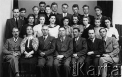 06.1940, Craiova, Rumunia.
Wszyscy uczniowie gimnazjum w Craiovej (rok szkolny 1939/40). Od lewej u góry: NN, NN, NN, Jerzy Gajewski, Zbigniew Cewe, Morsender Stanisław, Małujło (ojciec i syn), Mikołaj Ślusak, NN; rząd środkowy, od lewej: Józefa Kondratówna, Wanda Szporek-Dybkowska, Danuta Cewe, Irena Czapińska, Wanda Robaczewska, Krystyna Galusówna, Danuta Sroczyńska, Lala Bakalarz; rząd dolny (grono pedagogiczne): NN, Wanda Krzyżanowska, Kazimierz Grabowski, NN, Stefan Zagórski, Koniuszewski, NN. Nie umiejscowieni: Janusz Jędruszkiewicz, M. Czerkawski.
Fot. NN, zbiory Ośrodka KARTA, udostępniła Wanda Szporek-Dybkowska.