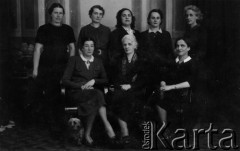 Maj 1941, Craiova, Rumunia.
Zarząd Koła Kobiet. Od lewej u góry: NN, NN, Maria Kuczyńska, NN, Zofia Vetulani, od lewej u dołu: NN, Stanisława Robaczewska, NN. Nie umiejscowiona: Jadwiga Beckemann.
Fot. NN, zbiory Ośrodka KARTA, udostępniła Wanda Szporek-Dybkowska.