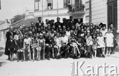 11.06.1940, Braila, Rumunia
Uczniowie i nauczyciele szkoły powszechnej i gimnazjum w Braili.
Fot. NN, zbiory Ośrodka KARTA, udostępniła Wanda Szporek-Dybkowska.