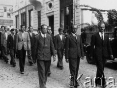 3.05.1941, Craiova, Rumunia.
Polscy uchodźcy podczas pochodu w rocznicę uchwalenia Konstytucji 3-go Maja. W pierwszej trójce nauczyciele gimnazjum, od lewej: Piotr Szymański, Kazimierz Czernicki (nauczyciel łaciny), Teofil Matkowski; w drugim rzędzie uczniowie - w środku Michalczyk, z prawej Woyzbun.
Fot. NN, zbiory Ośrodka KARTA, udostępniła Wanda Szporek-Dybkowska.