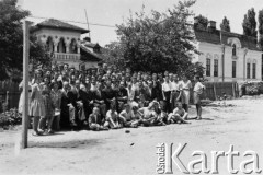 05.1942, Craiova, Rumunia.
Uczniowie i nauczyciele liceum w Craiovej na boisku.
Fot. NN, zbiory Ośrodka KARTA, udostępniła Wanda Szporek-Dybkowska.