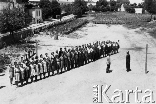 05.1942, Craiova, Rumunia.
Apel w liceum w Craiovej, jeden z uczniów składa raport dyrektorowi Matkowskiemu.
Fot. NN, zbiory Ośrodka KARTA, udostępniła Wanda Szporek-Dybkowska.