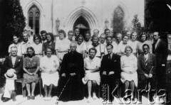 1943, Craiova, Rumunia
Chór kościelny złożony z polskich uchodźców, czwarty od lewej siedzi ksiądz Jan Humpola, pierwszy od prawej siedzi pan Furmanik prowadzący chór, szósta od lewej stoi Wanda Szporek-Dybkowska.
Fot. NN, zbiory Ośrodka KARTA, udostępniła Wanda Szporek-Dybkowska.