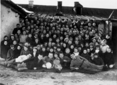 1946, Obłówka, Tambowska obł., ZSRR.
Wychowankowie i personel polskiego Domu Dziecka na kilka dni przed repatriacją do kraju.
Fot. NN, zbiory Ośrodka KARTA, udostępniła Irena Rzeszutko.