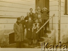 1942, Turnu Severin, Rumunia.
Klasa IV gimnazjum (rok szkolny 1942/43). Od lewej u dołu: prof. Bartosz (biolog), uczniowie: Jan Tomaszewski, Krystyna Solecka, Danuta Tymińska; powyżej: Zbigniew Cichoński, Krystyna Popowicz; powyżej: Jerzy Skarżyński, Edmund Solecki, Andrzej Horoch, NN.
Fot. NN, zbiory Ośrodka KARTA, udostępniła Danuta Grajewska