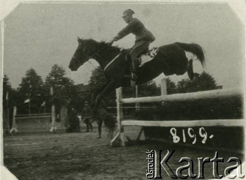 1929-1932, Grudziądz, woj. pomorskie, Polska.
Centrum Wyszkolenia Kawalerii. Rotmistrz Mikołaj Maciejowicz bierze udział w konkursie hippicznym na klaczy Owacja.
Fot. NN, kolekcja Mikołaja Maciejowicza, zbiory Ośrodka KARTA