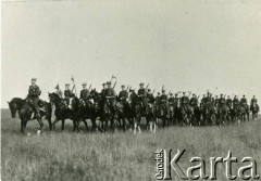 1930, Grudziądz, woj. pomorskie, Polska.
Rotmistrz Mikołaj Maciejowicz na czele plutonu szwadronu szeregowych podchorążych rezerwy Centrum Wyszkolenia Kawalerii.
Fot. NN, kolekcja Mikołaja Maciejowicza, zbiory Ośrodka KARTA