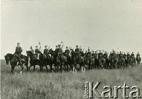 1930, Grudziądz, woj. pomorskie, Polska.
Rotmistrz Mikołaj Maciejowicz na czele plutonu szwadronu szeregowych podchorążych rezerwy Centrum Wyszkolenia Kawalerii.
Fot. NN, kolekcja Mikołaja Maciejowicza, zbiory Ośrodka KARTA