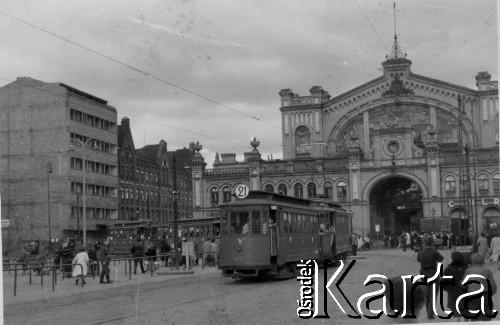 06.1941, Warszawa, Polska.
Tramwaj przed Halą Mirowską. 
Fot. z albumu gen. Hellmutha Bienecka, przekazał Piotr Kleeberg, zbiory Fundacji Ośrodka KARTA