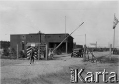 06.1941, Warszawa, Polska.
Niemiecki posterunek.
Fot. z albumu gen. Hellmutha Bienecka, przekazał Piotr Kleeberg, zbiory Fundacji Ośrodka KARTA