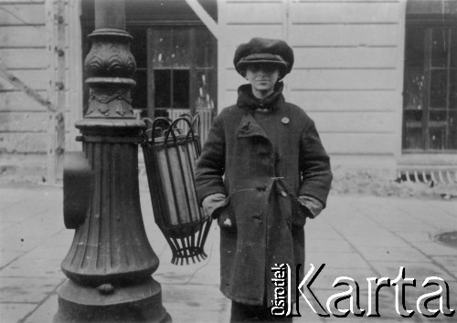 1941, Warszawa, Polska.
Chłopiec w kaszkiecie przy latarni.
Fot. z albumu gen. Hellmutha Bienecka, przekazał Piotr Kleeberg, zbiory Fundacji Ośrodka KARTA