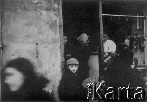 06.1941, Warszawa, Polska.
Getto, przed wejściem do sklepu z mięsem.
Fot. z albumu gen. Hellmutha Bienecka, przekazał Piotr Kleeberg, zbiory Fundacji Ośrodka KARTA
