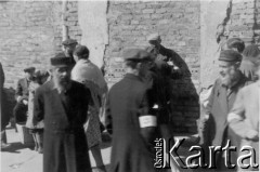 06.1941, Warszawa, Polska.
Żydzi na ulicy getta.
Fot. z albumu gen. Hellmutha Bienecka, przekazał Piotr Kleeberg, zbiory Fundacji Ośrodka KARTA