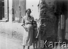 Lato 1941, Białoruś, ZSRR.
Kobieta z chłopcem na ulicy przed domem. 
Fot. z albumu gen. Hellmutha Bienecka, przekazał Piotr Kleeberg, zbiory Fundacji Ośrodka KARTA