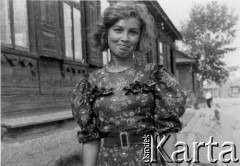 Lato 1941, Białoruś, ZSRR.
Młoda kobieta na ulicy miasteczka. 
Fot. z albumu gen. Hellmutha Bienecka, przekazał Piotr Kleeberg, zbiory Fundacji Ośrodka KARTA
