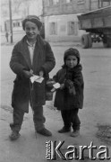 1941, Białoruś, ZSRR.
Dzieci na ulicy. 
Fot. z albumu gen. Hellmutha Bienecka, przekazał Piotr Kleeberg, zbiory Fundacji Ośrodka KARTA