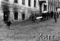 Lato 1941, Smoleńsk, ZSRR.
Kondukt pogrzebowy na ulicy. 
Fot. z albumu gen. Hellmutha Bienecka, przekazał Piotr Kleeberg, zbiory Fundacji Ośrodka KARTA