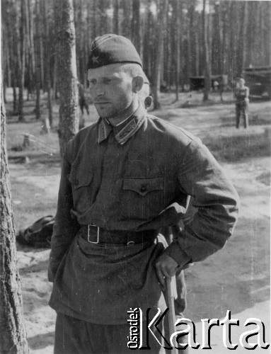 Lato 1941, Smoleńsk, ZSRR.
Obóz dla jeńców radzieckich, czerwonoarmista. 
Fot. z albumu gen. Hellmutha Bienecka, przekazał Piotr Kleeberg, zbiory Fundacji Ośrodka KARTA