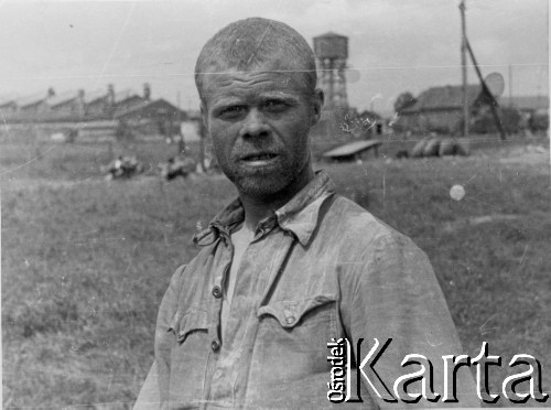 Lato 1941, Smoleńsk, ZSRR.
Obóz dla jeńców radzieckich, czerwonoarmista. 
Fot. z albumu gen. Hellmutha Bienecka, przekazał Piotr Kleeberg, zbiory Fundacji Ośrodka KARTA