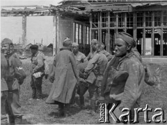 Lato 1941, Smoleńsk, ZSRR.
Obóz jeniecki, czerwonoarmiści i wartownik, żołnierz Wehrmachtu. 
Fot. z albumu gen. Hellmutha Bienecka, przekazał Piotr Kleeberg, zbiory Fundacji Ośrodka KARTA