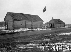 12.1941, Smoleńsk, ZSRR.
Kwatery Luftgau-Kommando II, posterunek wartowniczy przy wjeździe do obozu. 
Fot. z albumu gen. Hellmutha Bienecka, przekazał Piotr Kleeberg, zbiory Fundacji Ośrodka KARTA